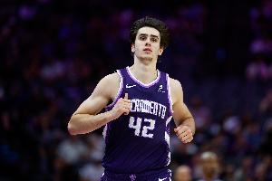 【菜鸟】篮网6名新秀皆正式轮换 雷诺22分10板 马卢阿奇7分7板_24直播网