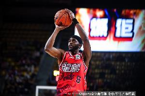 前NBA球员！贾斯汀·霍勒迪半场出战17分钟10中7轻松砍下16分_24直播网
