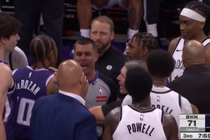 小摩擦！雷诺被切球出界后与曼恩顶牛对喷 裁判无任何吹罚_24直播网