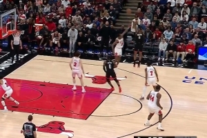 开张！小贾巴里·史女士掷中个人本场首记三分 助火箭反超公牛_24直播网