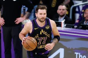 湖人近10战9胜 东契奇场均39.2分8.3板7.3助 掷中率48/39/78%_24直播网