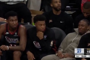 我们怎么失去他的？？？麦凯恩飚中三分 马克西在板凳席一脸生无可恋_24直播网