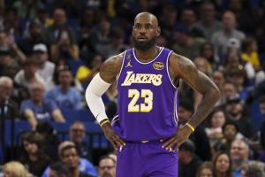 詹姆斯拿到12分9板10助准三双 泛起4失误 正负值-8最低_24直播网