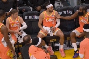 圆桌会？？？暂停时代 骑士众将起劲讨论角逐_24直播网