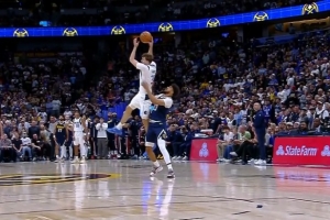 惋惜了！约基奇底线发球送长传被弗拉格抢断 自己本场首个失误_24直播网