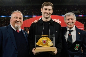 本·戴维斯告竣威尔士出战100场里程碑，，获颁“金色帽子”纪念品_24直播网