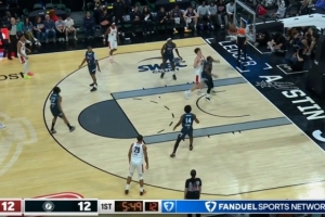 开张了！杨瀚森篮下使用脚步转身勾手得分 此前3中0_24直播网