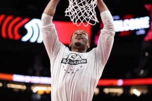 助攻小杨价值千金！扬布拉德12中9&三分4中3砍下34分6板3助_24直播网