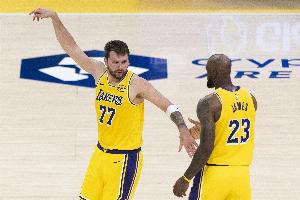 名记剖析湖人火爆之谜：防守升级+三分回暖 老詹快攻扣篮同盟第一_24直播网