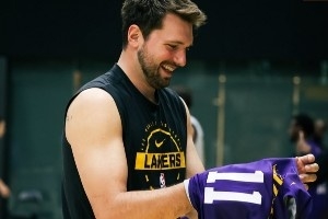 号码交流！今日训练湖人众将交流训练服 东契奇穿11 詹姆斯穿17_24直播网