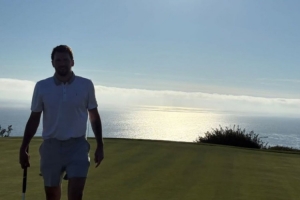 享受海景！东契奇更新IG 再晒自己在海边打高尔夫的动态_24直播网