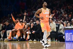 一连施展！米切尔第三节5中4高效再拿13分1抢断_24直播网