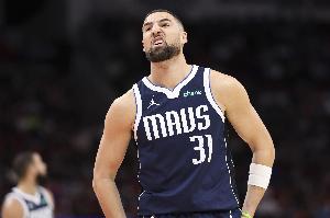 手感冰冷！克莱出战22分钟8中1仅得5分2板2助 三分6中1_24直播网