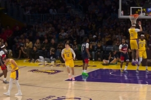 一级恶犯！沃特金斯扑防肯纳德三分球直接打到脸上 后者3+1+球权_24直播网