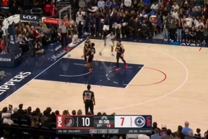 起劲性拉满！小德里克·琼斯1抢2拼下前场板 助攻科林斯腾飞暴扣_24直播网