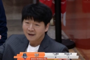 火药味！山东替补席不满判罚吃T 随后邹阳倒地也被吹假摔吃T_24直播网