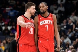 火箭解决三大问题或可在季后赛走得更远！伊森&小谢决议上限_24直播网