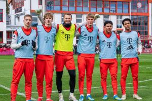 图片报先容和诺伊尔合影5名拜仁小将：奥斯马尼已在德甲完成首秀_24直播网