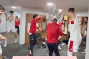 季后赛黑七！混音众将向教练泼水庆祝胜利 杨瀚森也泼了几下_24直播网