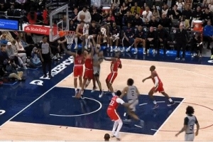 精神可嘉！马瑟林篮下腾飞送钉板大帽 但被吹滋扰球_24直播网