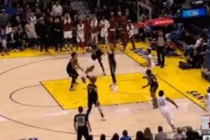 一锤定音！哈登持球单打 中路突击高抛到手打停勇士_24直播网