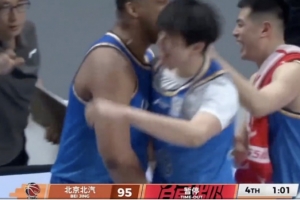 媒体人：要害三分！张鹏珲这计三分价值千金 让首钢压力得以缓解_24直播网