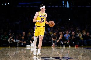 没伤就好！里夫斯疑似受伤坚持作战 全场9中5孝顺15分4板1助_24直播网