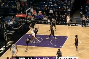 扛起进攻！杨瀚森内线接球 一连转身虚晃后上篮稳稳再中_24直播网