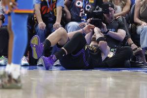 雷霆球迷讥笑东契奇诈伤！湖媒怒骂：令人作呕 因果报应终会来临_24直播网