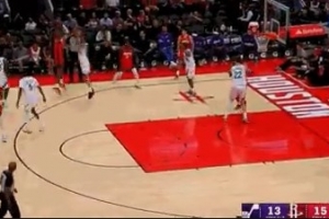 剩2秒传给我？？？？？小贾巴里·史女士接球脱手 三分压哨掷中_24直播网