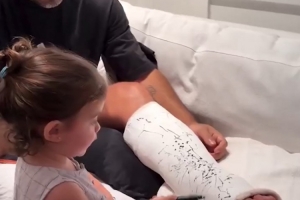 踢业余角逐致跟腱断裂，，阿圭罗晒康复视频：“小棉袄”陪同左右_24直播网