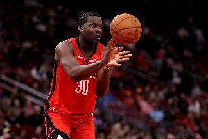 卡皇还能飞！谢泼德击地妙传 卡佩拉顺下单臂滑翔飞扣！_24直播网