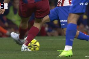 西蒙尼暴怒！马丁蹬踏阿尔马达，，，，，主裁先出直红后看VAR改判为黄牌_24直播网