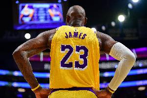 东里伤缺！湖媒：2018年季后赛的詹姆斯足以扛起整支球队 我信你_24直播网