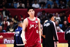 手感冰冷！程帅澎10中2得6分2板2助2断 三分5中1&罚球3中1_24直播网