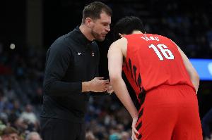 美记：显然开拓者对杨瀚森不敷知足 有时打五小也不上他_24直播网