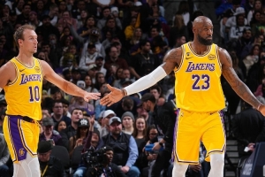 湖人本场首发阵容以及第二节初的阵容组合 本赛季此前从未使用过_24直播网