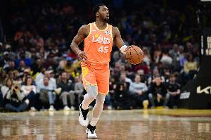 状态火热！米切尔27中16砍下38分6板6助 下半场轰23分_24直播网