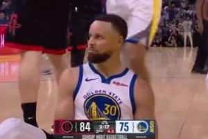 小肩膀抖起来！库里过掉杜兰特迎着申京抛投打成2+0_24直播网