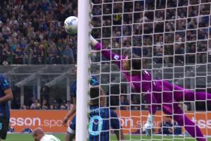 年度最佳扑救！球迷热议索默空中换手神扑：哈利波特、蜘蛛侠！_24直播网