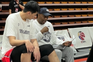 倾囊相授！广州主教练内特·米切尔又一对一地给徐昕看录像上小课_24直播网