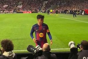 闹乌龙！太阳报：佩德里把秃顶摄影师认成足球，，，，赛后引球迷爆笑_24直播网