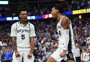 卡斯尔：我们三名后卫随时都能攻击内线 我们都很是无私_24直播网