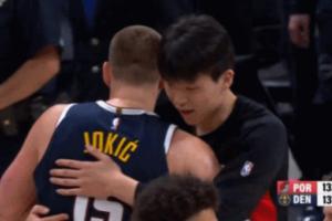 ?世纪拥抱~约基奇赛后找到了杨瀚森 一个爱的抱抱_24直播网