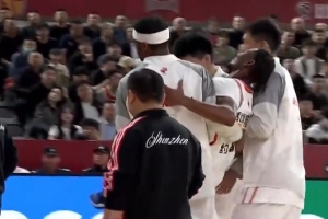 看着挺严重！马凯尔·约翰逊冲抢球伤到大腿 很痛苦&被队友抬下场_24直播网