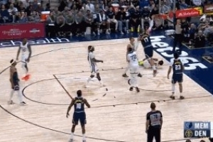 出口恶气！瓦兰怼翻防守单臂劈扣2+1 此前5分钟5犯_24直播网