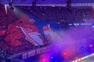 巴黎Tifo展示绿巨人撕碎利物浦队徽 利物浦球迷被压制得鸦雀无声_24直播网