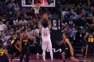 行云流水！哈登分球梅里尔 后者妙传助攻阿伦轻松暴扣_24直播网