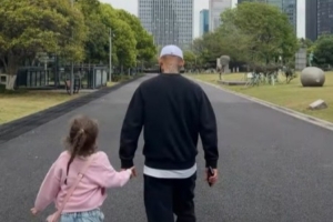 总计停赛5。。∑拮由缑缴苟，，，，，米特里策带着孩子逛街_24直播网