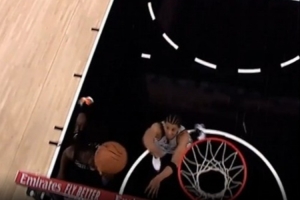 左手助攻+左手果冻！霍勒迪个人秀 助罗威空接+自己强打掷中_24直播网